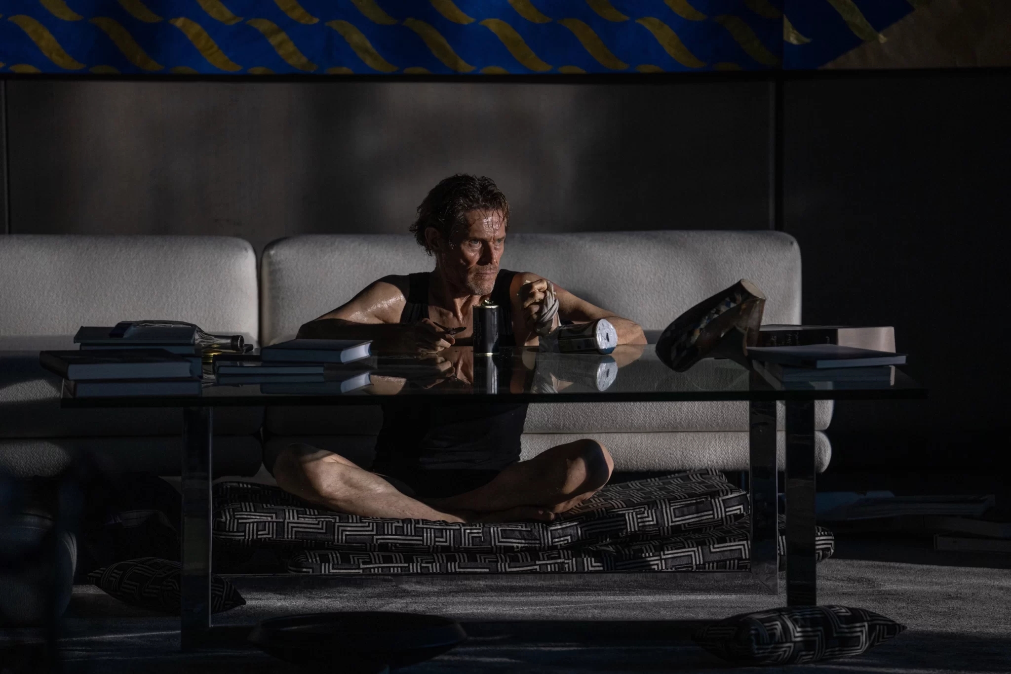Willem Dafoe elveszti az eszét (és az ebédjét) az Inside trailerben