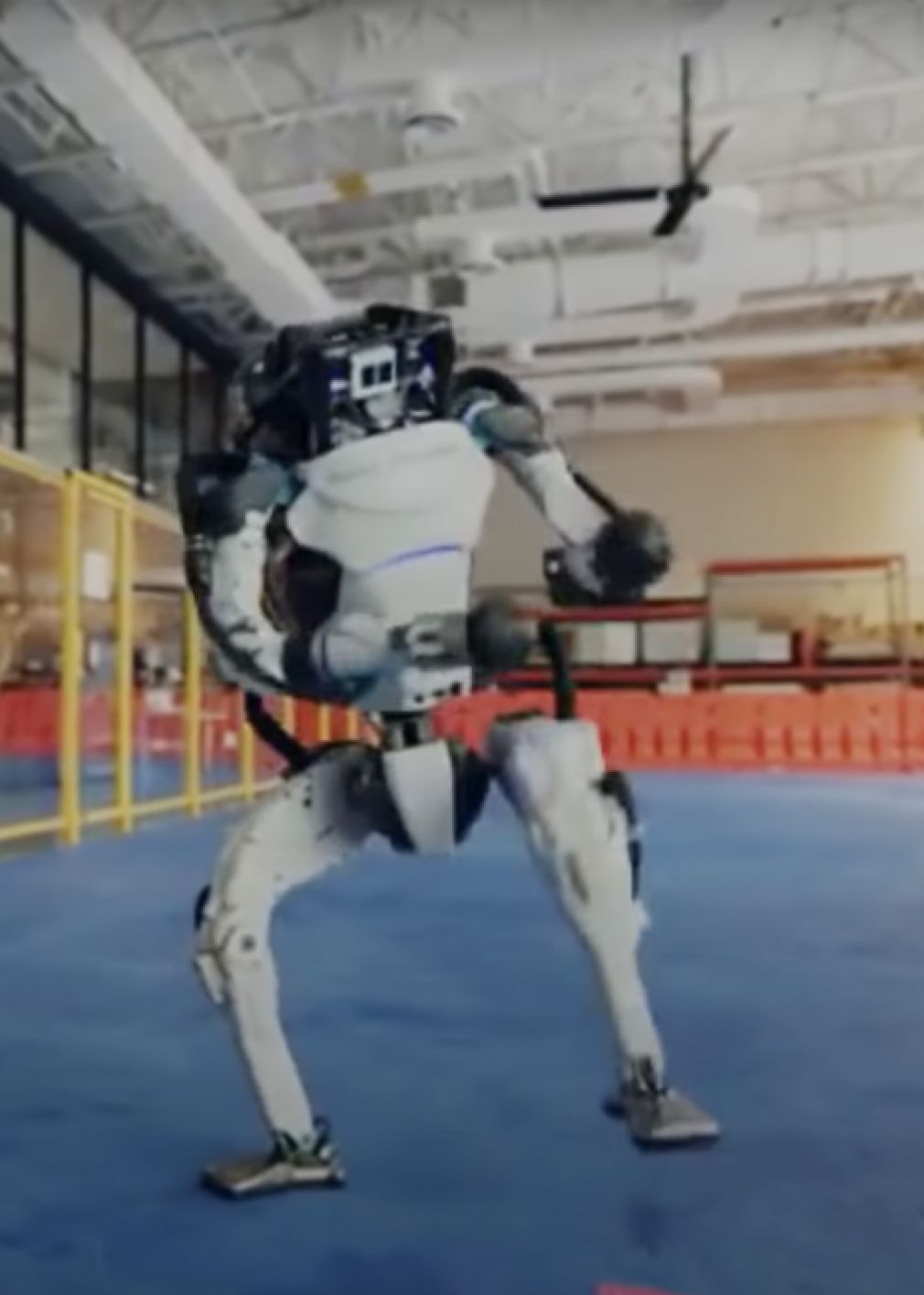 Számos alkalommal írtunk már a Boston Dynamics robotfejlesztéseiről. Most vidám oldalát mutatja meg egyik robotjuk