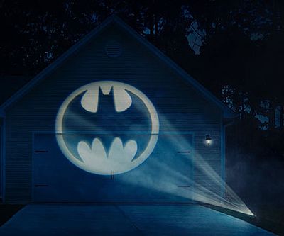 Denevérhívó házilag - Egy ráérős ezermester elkészítette Batman híres hívójelét és nem spórolt a lumeneken.