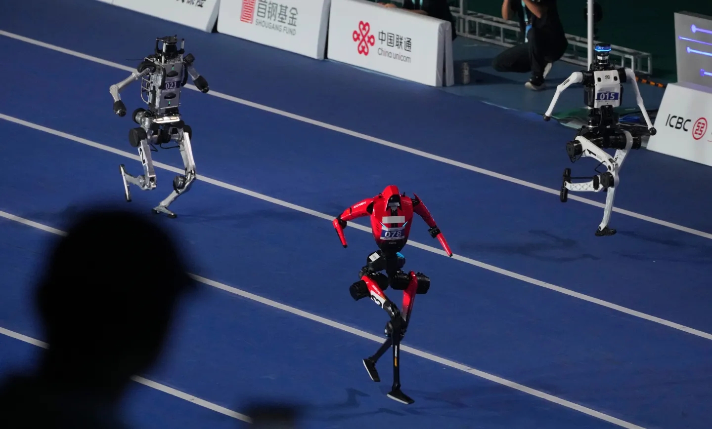 Komolyan, ha ez igaz, akkor cseszhetjük – egy kínai robot megdöntötte Usain Bolt 100 méteres világrekordját a pekingi játékokon