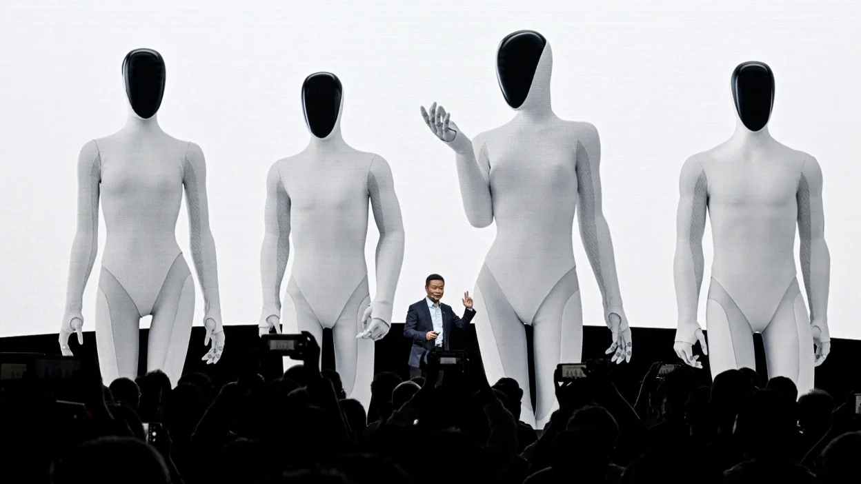 Kínai vállalat közzétett egy videót, amelyen egy humanoid robot látható, ahogy lesétál a gyártósorról
