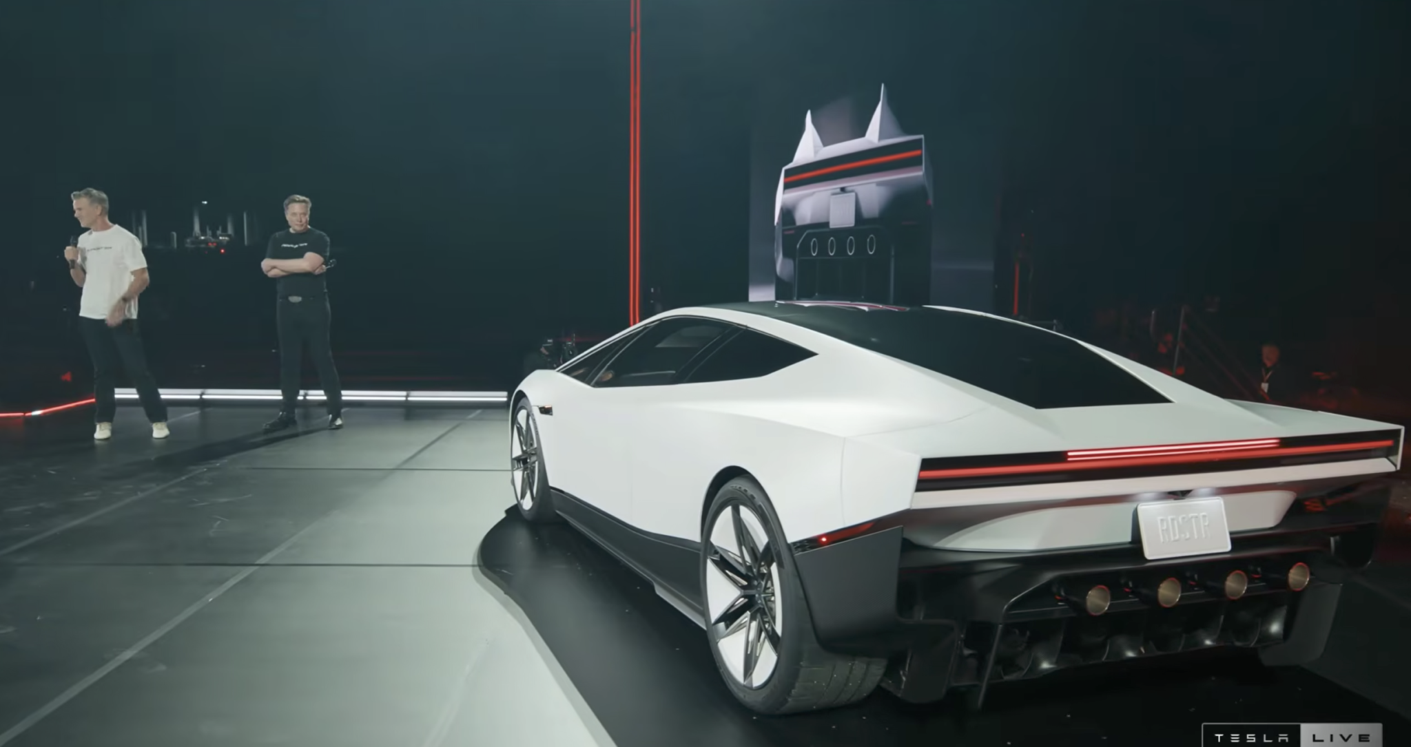 Repülő Tesla Roadster: szaltó és 0,81 másodperces gyorsulás