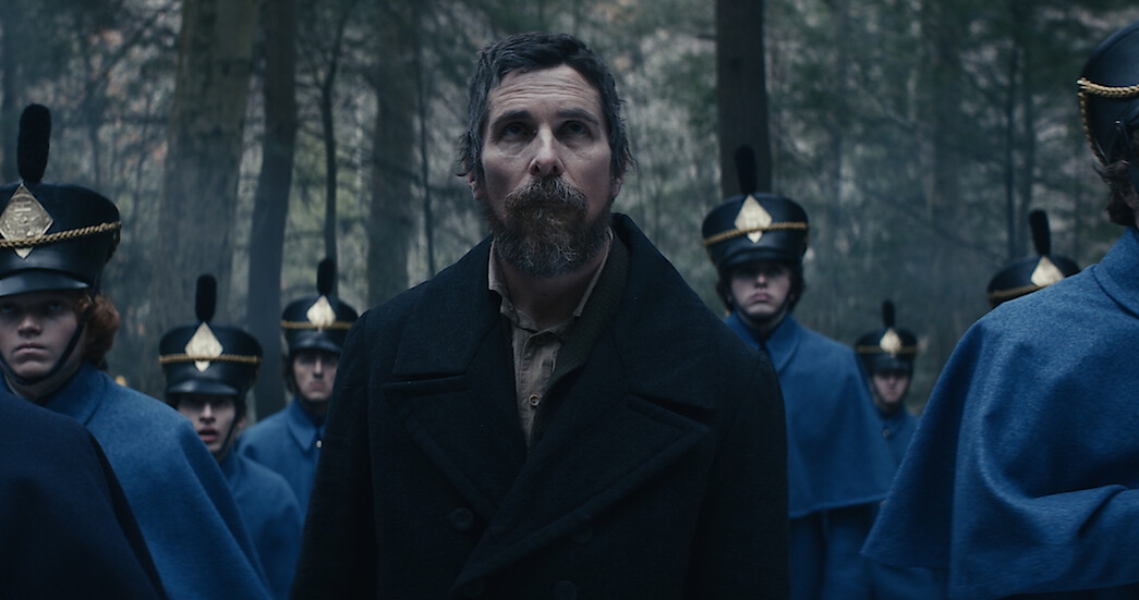 Január 6-án érkezik a Netflixre Christian Bale izgalmas krimije a Halványkék szem