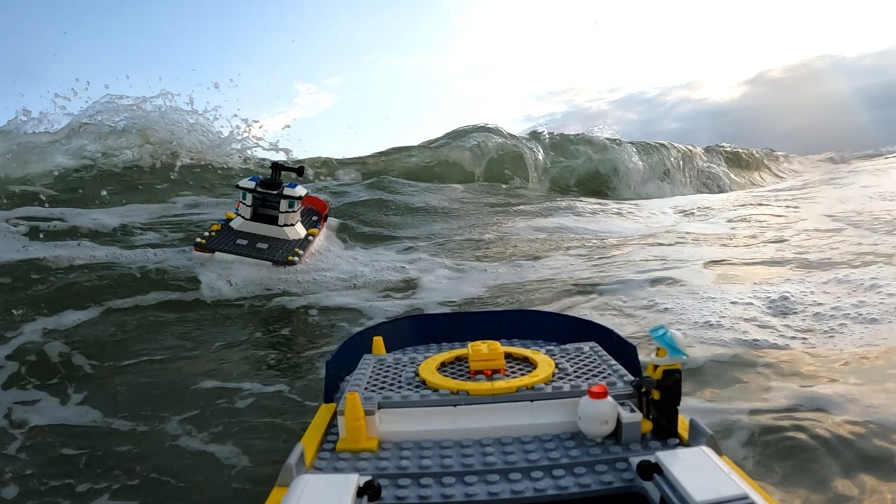 Lego hajók a hullámok szorításában - ez egy igazi, kockáknak szóló anyag
